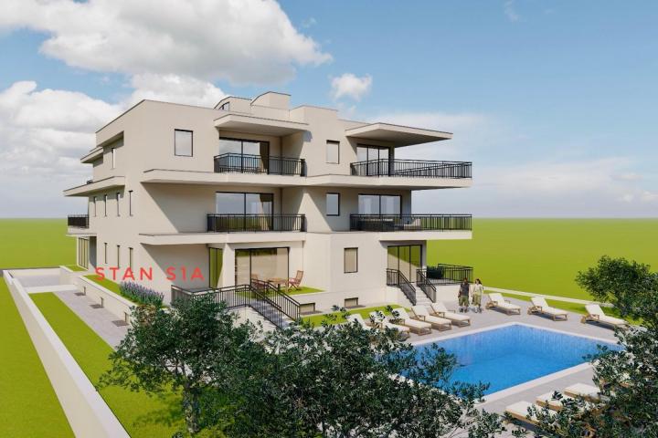 Istra, Umag, Trosoban stan u prizemlju NKP 82, 05 m2, 400 m od mora 