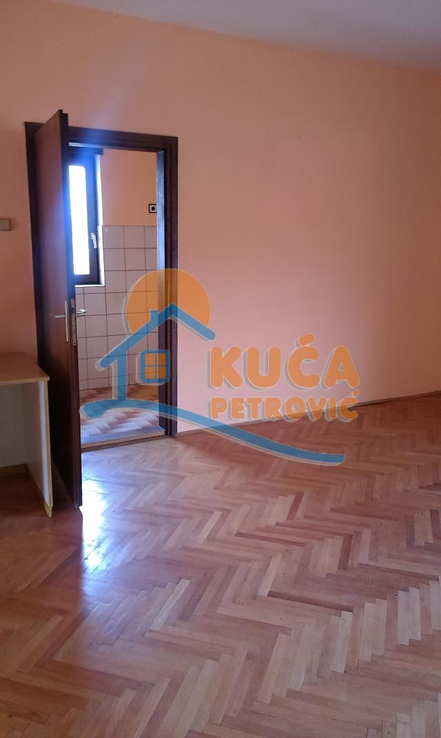 Kuća 470m2, Ohridsko naselje, plac 11. 85ari