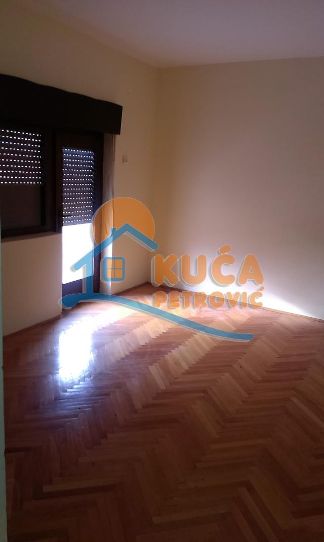 Kuća 470m2, Ohridsko naselje, plac 11. 85ari