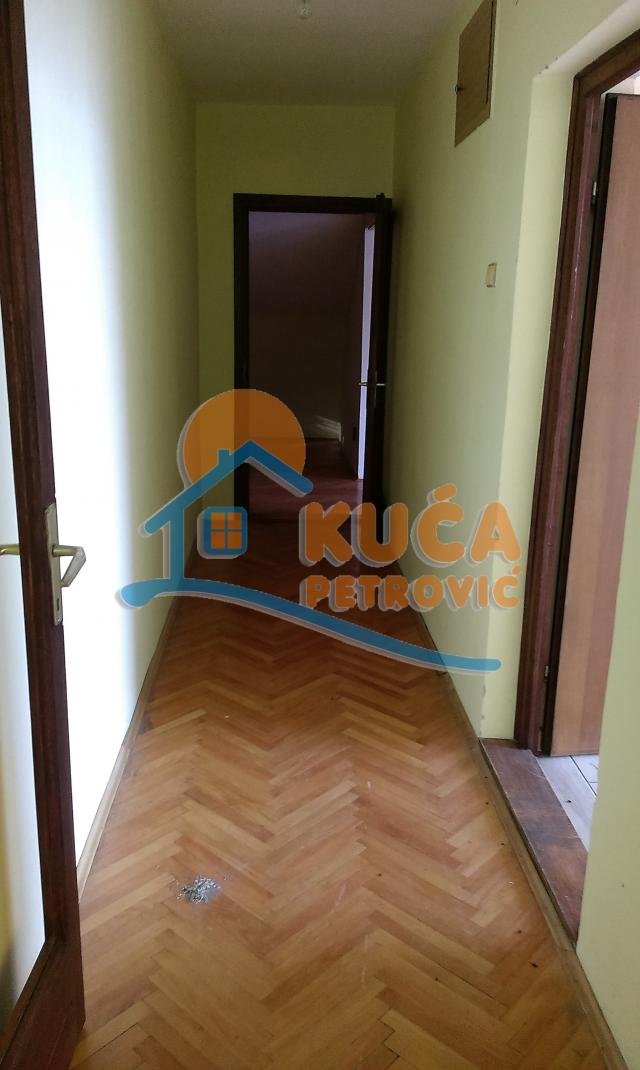 Kuća 470m2, Ohridsko naselje, plac 11. 85ari