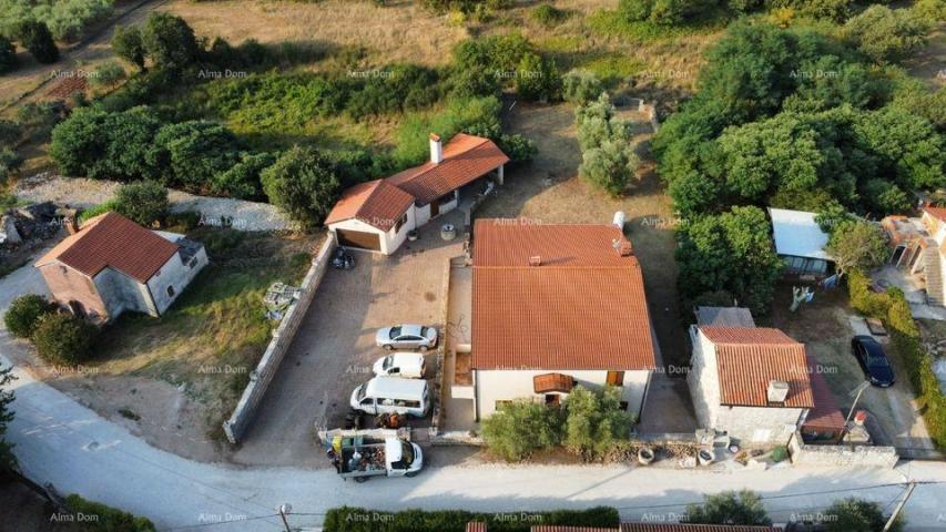 Kuća Prodaje se  kuća 420m2 sa tri stana,  Umag