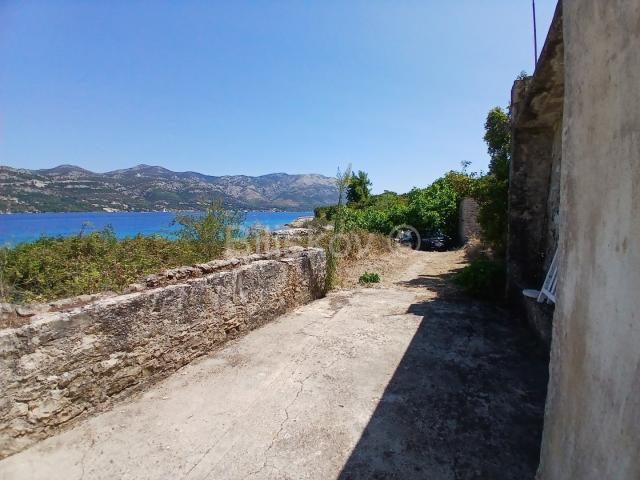 Korčula, prodaja zemljište s objektima, 1. red do mora