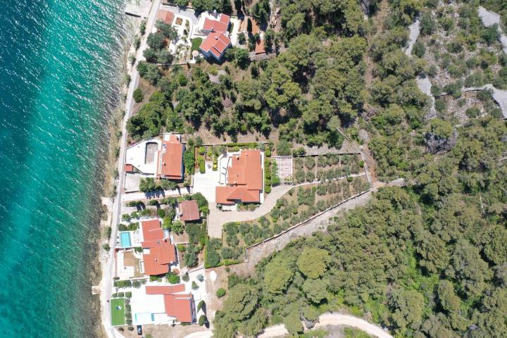 Zadar, Ugljan, jedinstvena kamena kuća uz more na parceli od 2200 m2