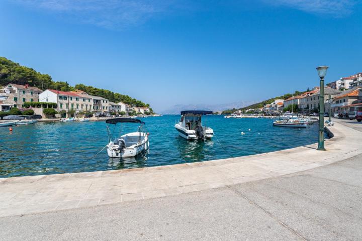 Povlja, otok Brač, prekrasna kamena kuća u nizu 