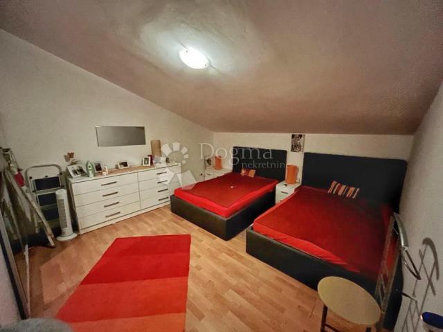 Apartmanska kuća sa bazenom