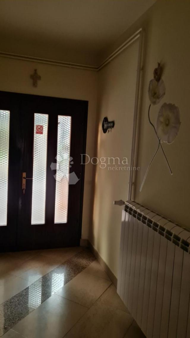 Apartmanska kuća sa predivnom okućnicom