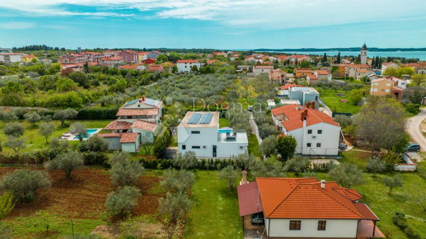 EKSKLUZIVNO! SAMO U PONUDI DOGMA NEKRETNINA! SPEKTAKULARNA VILA S BAZENOM