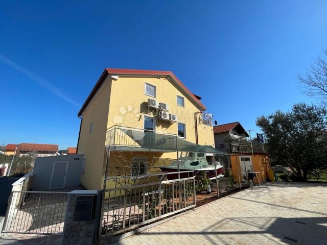 BILICE (ŠIBENIK) - APARTMENTHAUS 100 M VOM MEER ENTFERNT