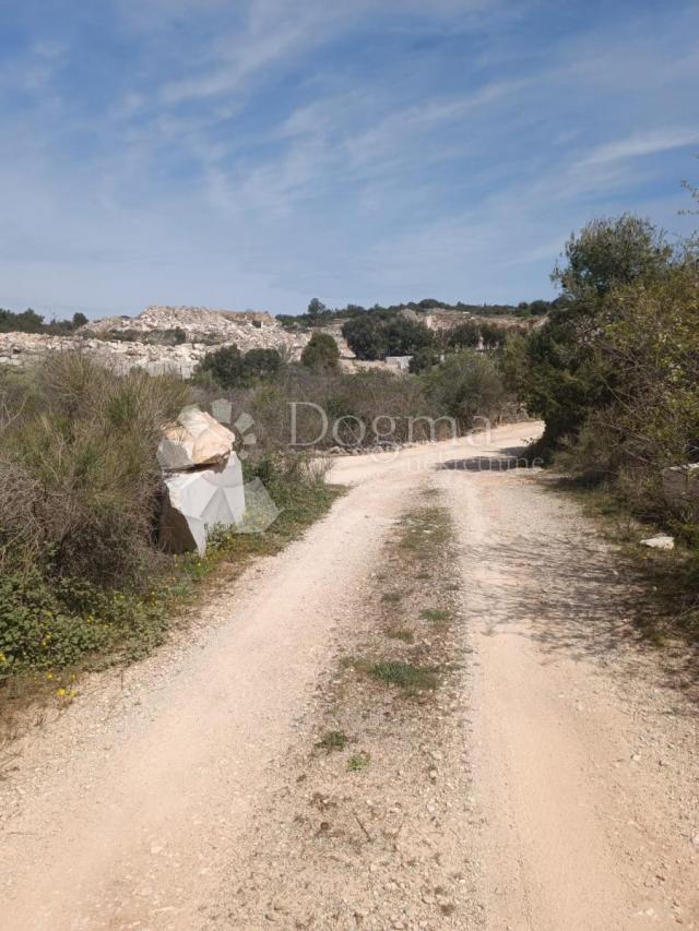 Land Donji Humac, Nerežišća, 16.432m2