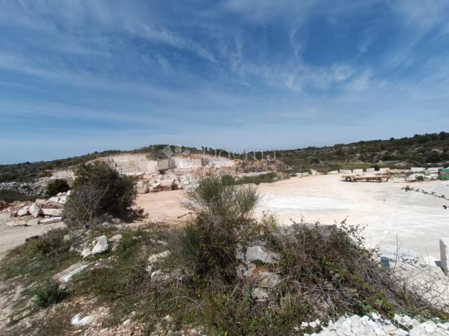 Land Donji Humac, Nerežišća, 16.432m2