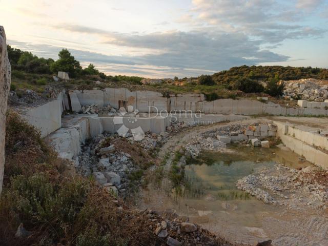 Land Donji Humac, Nerežišća, 16.432m2