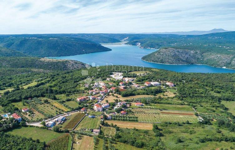 Kamena kuća na šarmantnom imanju