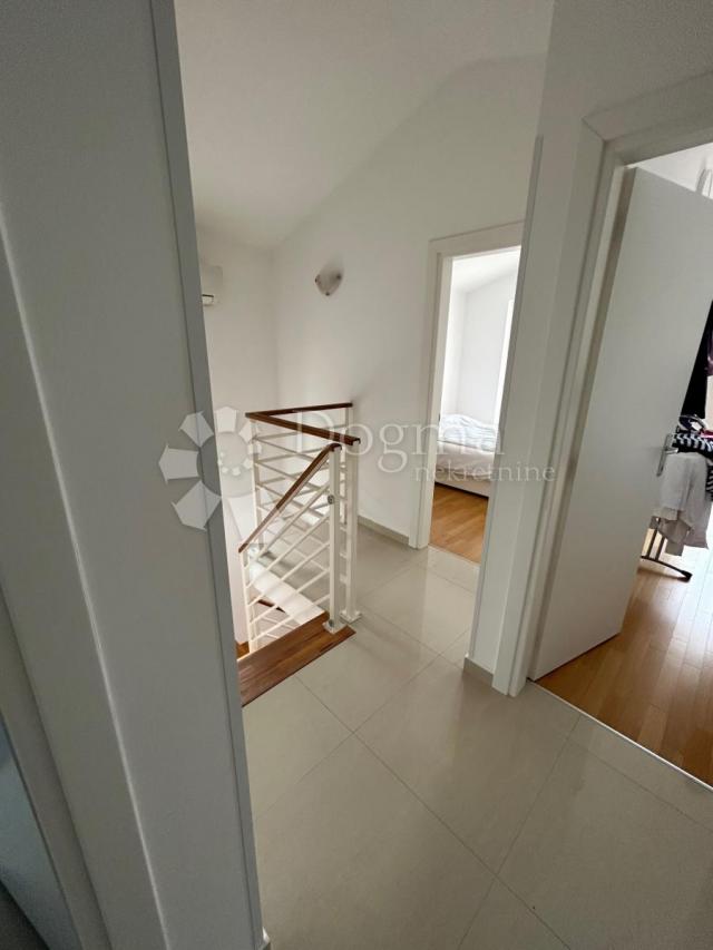 Dvoetažni apartman u mirnom okružju