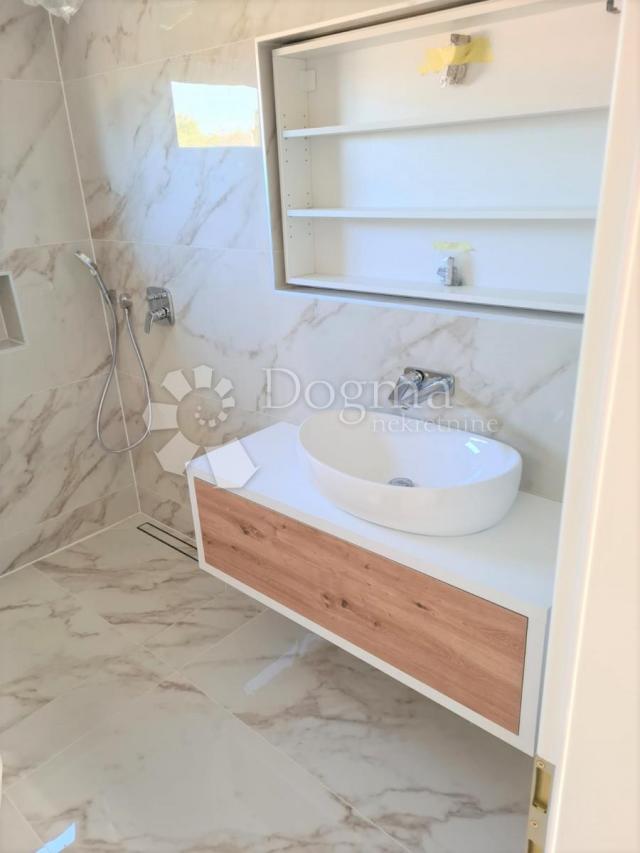 DESIGNER-WOHNUNG MIT JACUZZI, UMGEBUNG VON POREČ