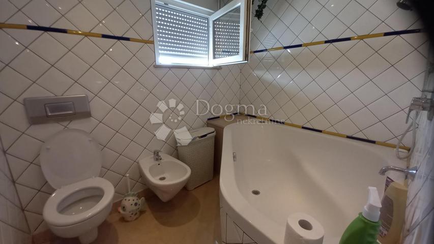 Apartmanska kuća sa velikom okućnicom