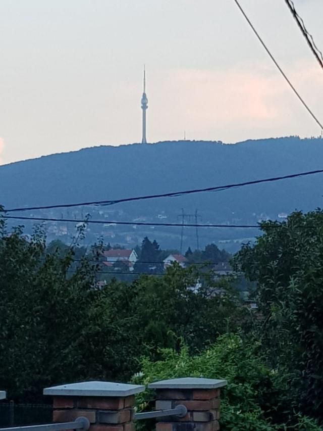 Izuzetna porodična kuća u Rakovici, ulica Jakova Galusa sa lepim dvorištem. Preporuka!