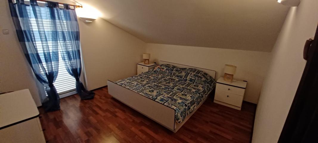 Drage - kuća sa 3 apartmana 2 red od more