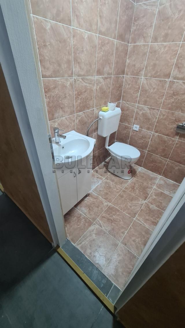 Izdaje se poslovni prostor 210m2!