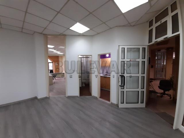 Izdaje se poslovni prostor u Dušanovom bazaru, 110m2, 500e