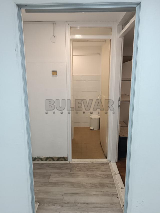 Izdaje se poslovni prostor 250m2 u blizini Doma Zdravlja!