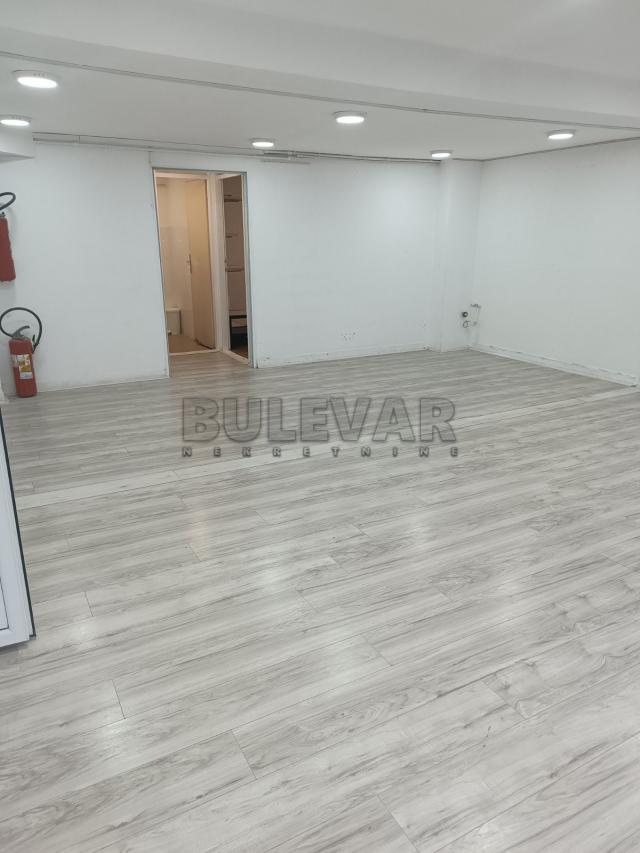 Izdaje se poslovni prostor 250m2 u blizini Doma Zdravlja!