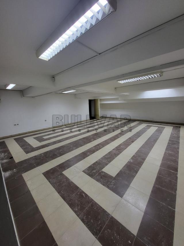 Izdaje se poslovni prostor u centru Pirota, 150m2