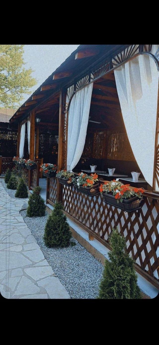 Izdaje se poslovni objekat - restoran/prenoćište, 430m2, plac 1881m2, Prosek