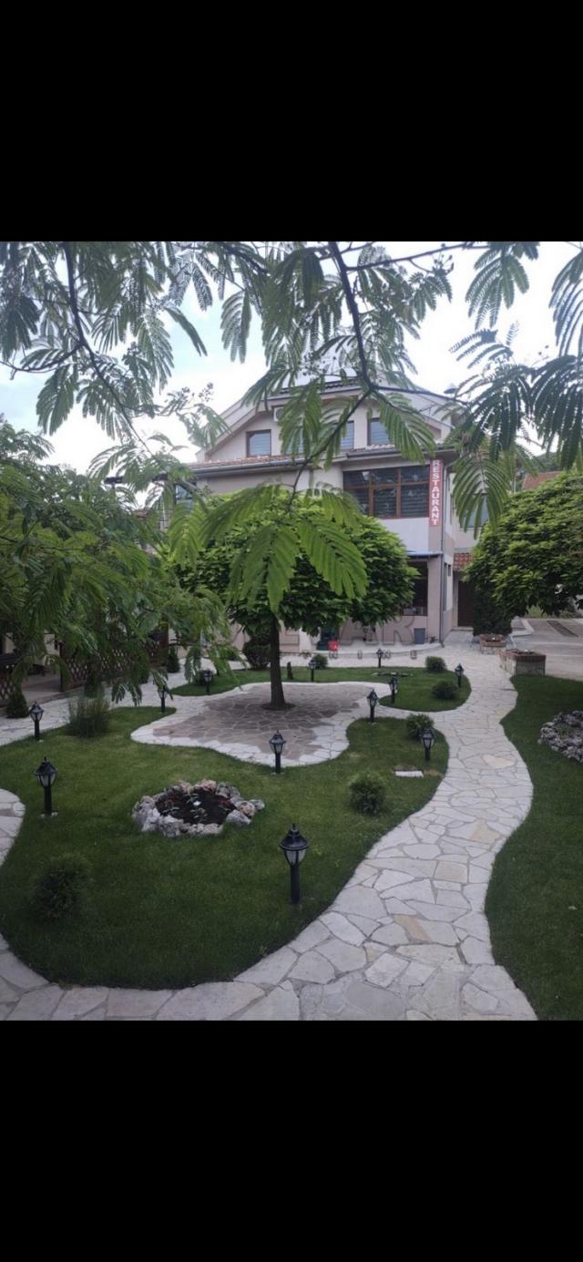 Izdaje se poslovni objekat - restoran/prenoćište, 430m2, plac 1881m2, Prosek