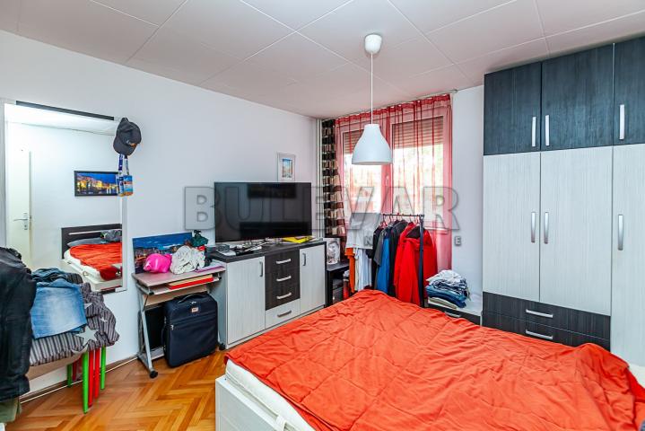 Lep  trosoban  stan, Pantelej, I  sprat, 72 m2