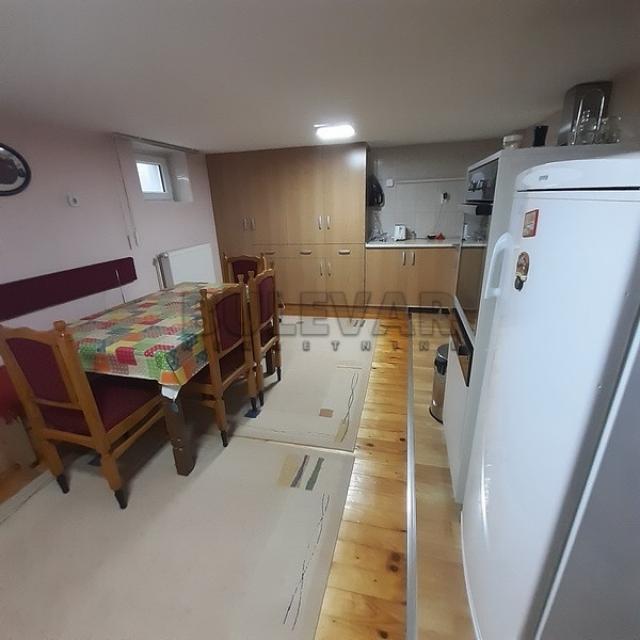 Lux porodična kuća, 250m2, plac 211m2, Donja Vrežina