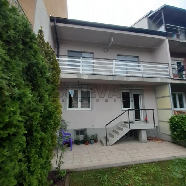 Lux porodična kuća, 250m2, plac 211m2, Donja Vrežina