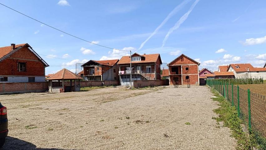 Poslovno-stambeni objekti, 400m2, naselje Bratmilovce