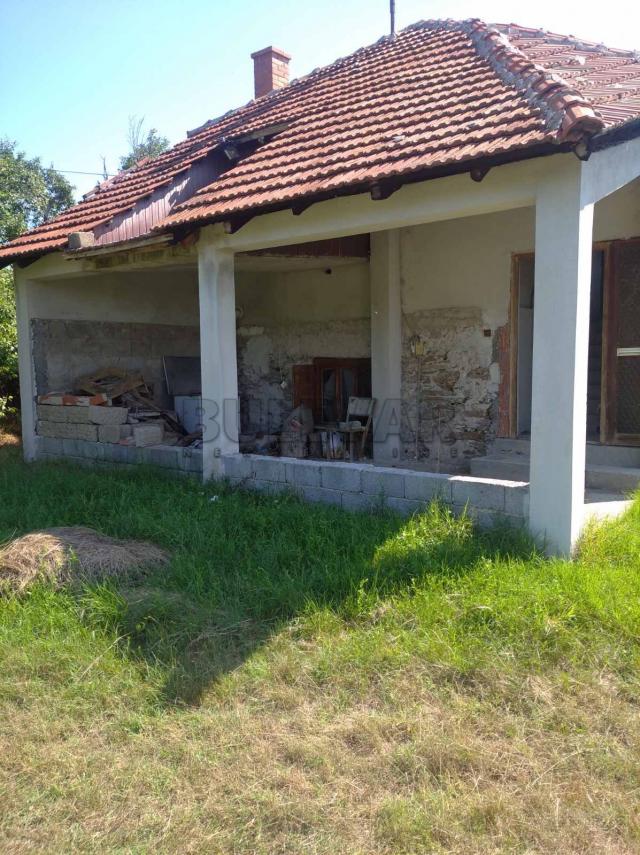 Na prodaju seosko domaćinstvo, selo Jovanovac, dve kuće 360m2, na placu od 50ari