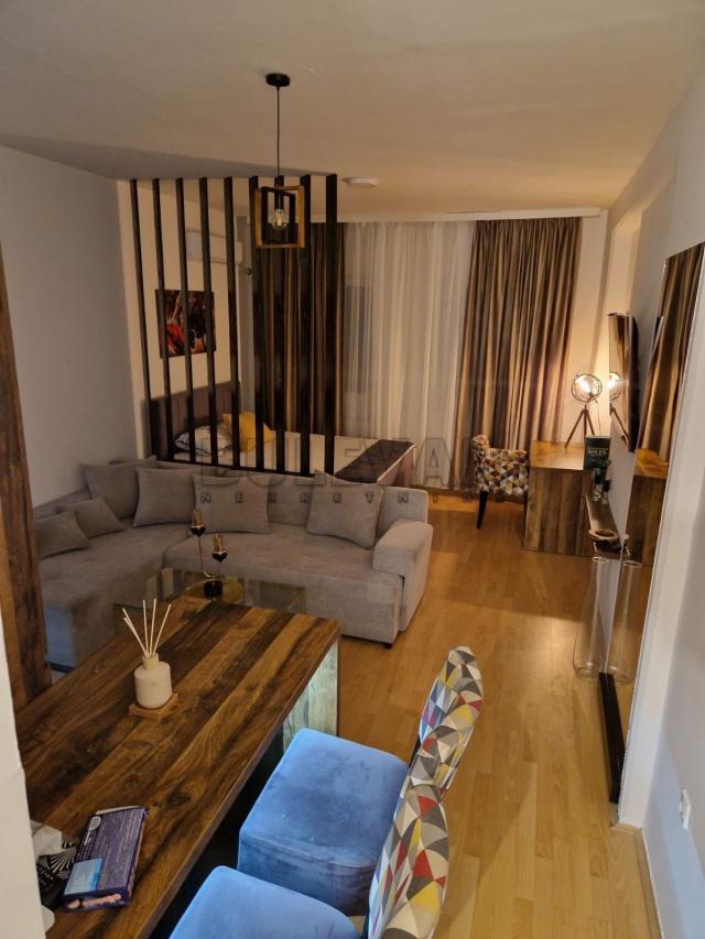 Garsonjera, apartman, 33 m2, treći sprat, lift, Gorča