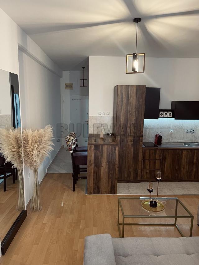 Garsonjera, apartman, 33 m2, treći sprat, lift, Gorča