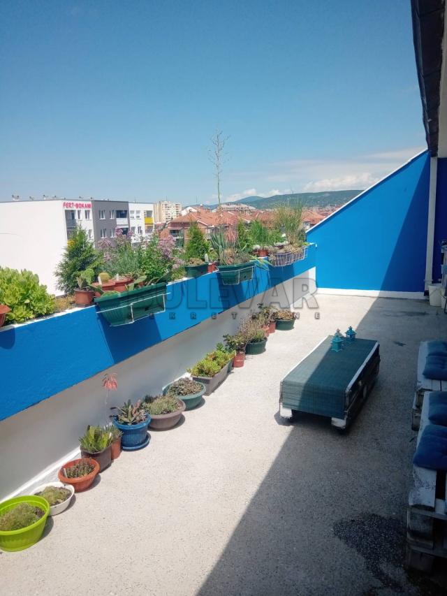 Prodaje se stan površine 72m2 plus terasa 20m2