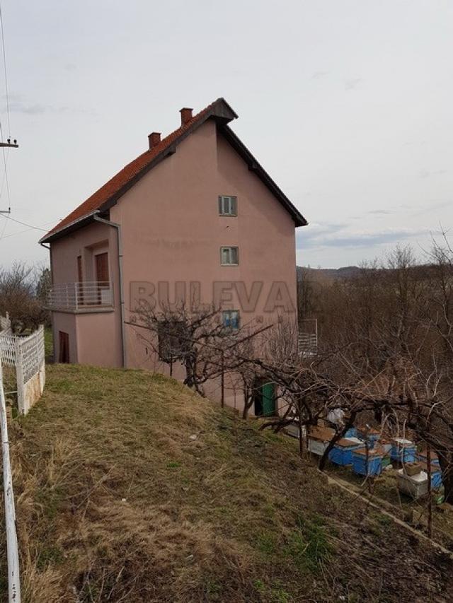 Porodična kuća sa okućnicom, selo Krajkovac kod Merošine