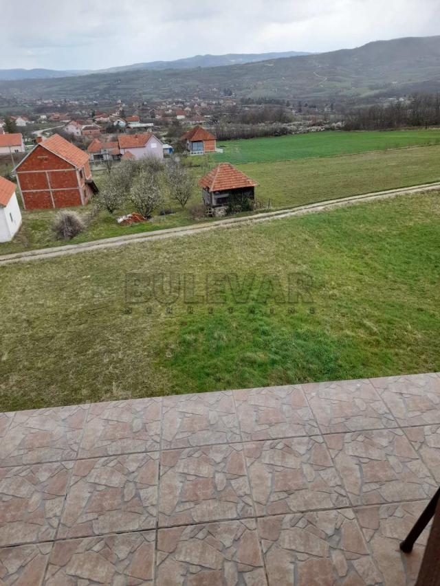 Stambeno poslovni objekat Kragujevac, selo Đuriselo, površina 960 m2  plac 3169 m2