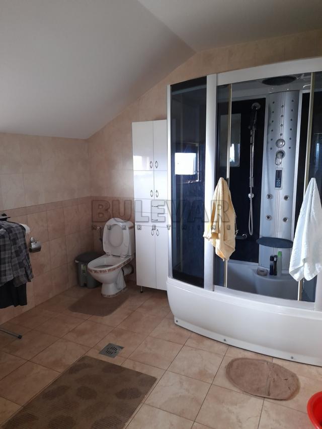 Stambeno poslovni objekat Kragujevac, selo Đuriselo, površina 960 m2  plac 3169 m2