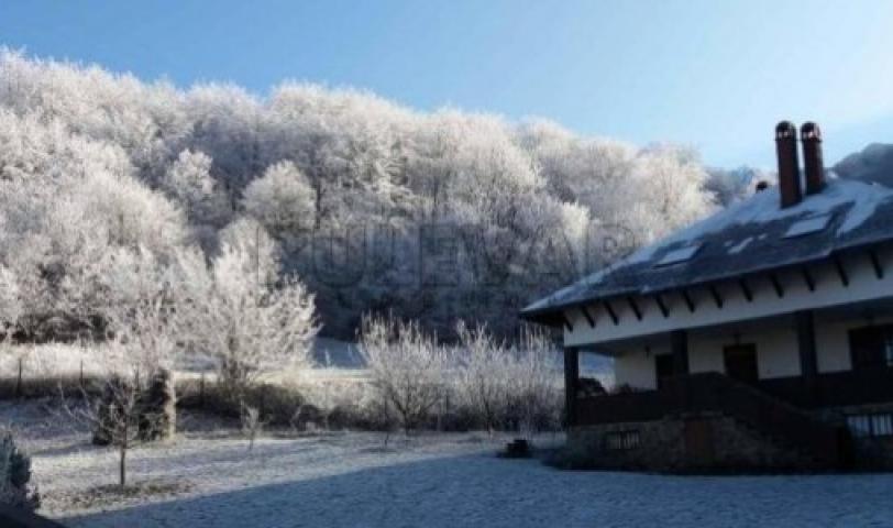 Vikendica 260m2 na izletištu Bojanine vode, idealna za život van grada