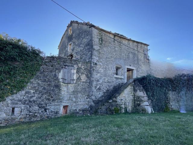 KUĆA ZA RENOVACIJU SA PREDIVNIM POGLEDOM, GROŽNJAN