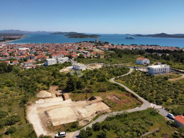 VODICE MODERAN I LUKSUZAN STAN SA BAZENOM U DVOJNOJ KUĆI SA PREKRASNIM POGLEDOM 