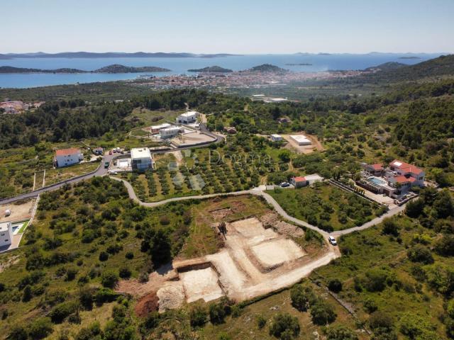 VODICE MODERNE UND LUXURIÖSE WOHNUNG MIT SCHWIMMBAD IN EINEM EINFAMILIENHAUS MIT SCHÖNER AUSSICHT