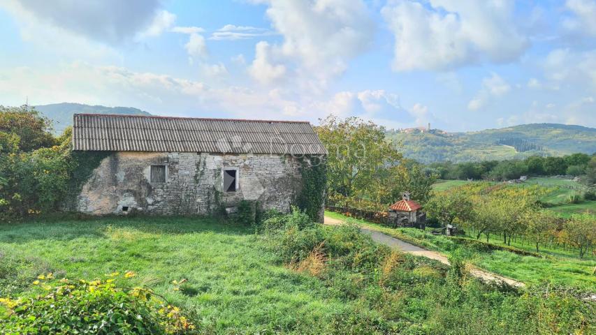 Istra, neodoljiva starina na vrhu brdašca