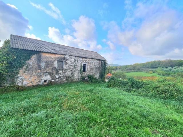 Istra, neodoljiva starina na vrhu brdašca