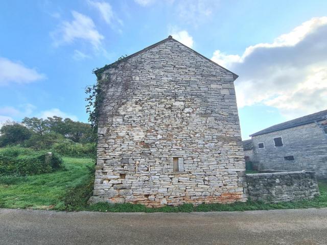 Istra, neodoljiva starina na vrhu brdašca