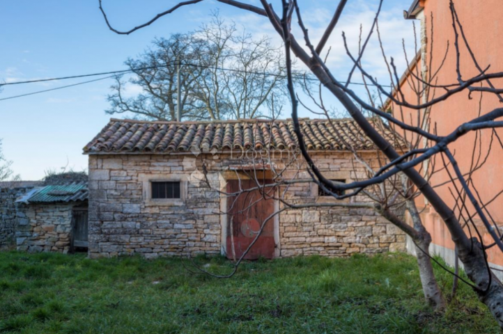 NEKRETNINA ZA MANJI PRIVATNI KOMPLEKS KUĆA