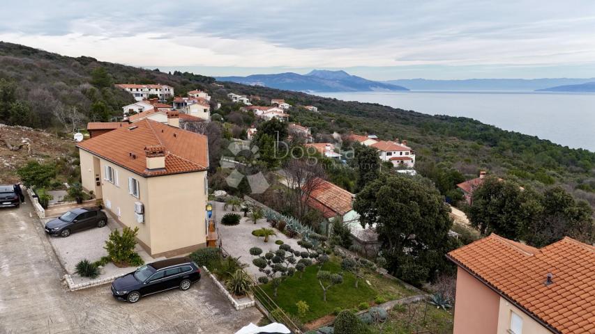 ODLIČNA KATNICA SA 4 STANA I POGLEDOM NA MORE, 500M OD MORA