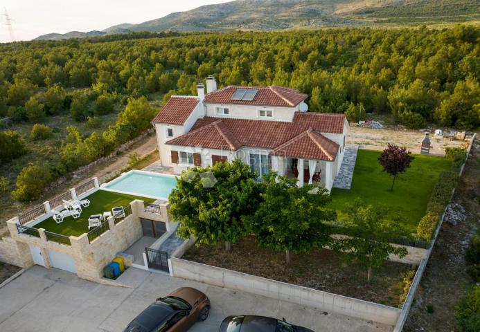 DUBRAVA KOD ŠIBENIKA - PREKRASNA VILLA SA BAZENOM, 282 m2