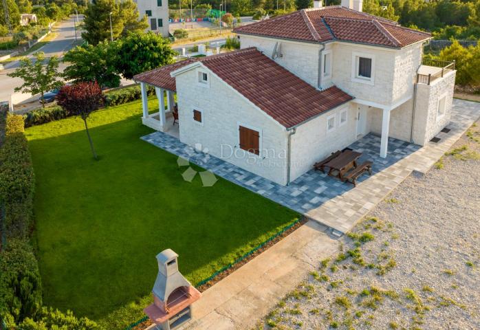 DUBRAVA KOD ŠIBENIKA - PREKRASNA VILLA SA BAZENOM, 282 m2